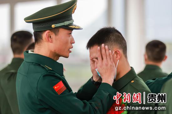 贵州武警退伍老兵挥泪告别军营 武警安顺支队供图