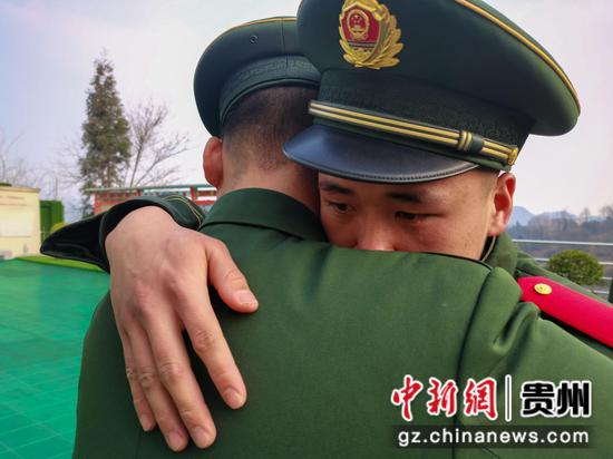 贵州武警退伍老兵挥泪告别军营 武警贵阳支队供图