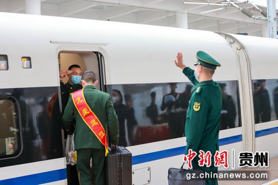 贵州武警退伍老兵挥泪告别军营 武警安顺支队供图