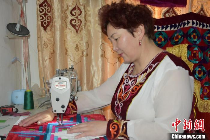 新疆柯尔克孜刺绣融合时尚元素传承非遗技艺