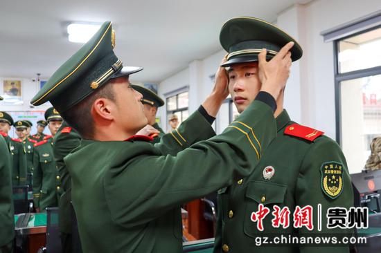 贵州武警退伍老兵挥泪告别军营 武警贵阳支队供图