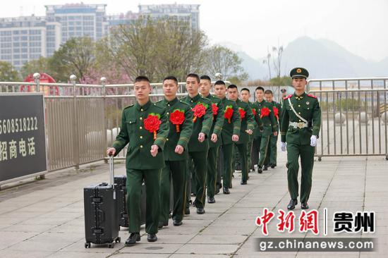贵州武警退伍老兵挥泪告别军营   武警安顺支队供图