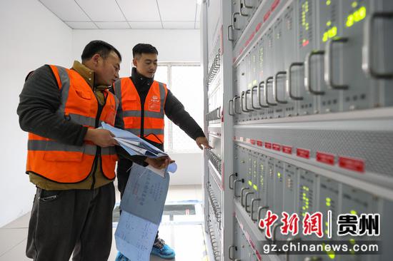 3月2日，中铁三局电务公司工人在贵南高铁贵州段黔南州独山东站站房进行通信设备校对。 瞿宏伦 摄