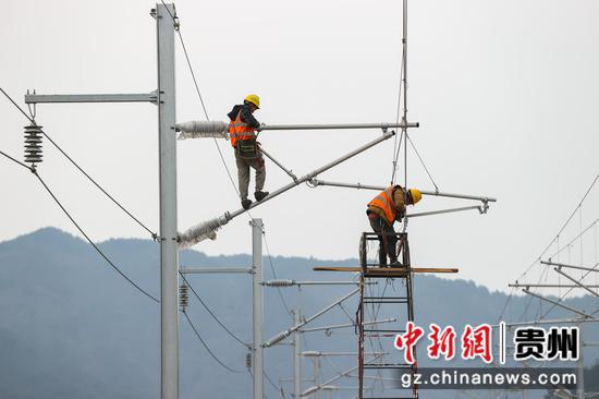 3月2日，中铁三局电务公司工人在贵南高铁贵州段黔南州独山县境内开展接触网平推验收。 瞿宏伦 摄