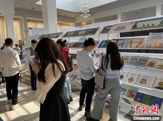 来宾翻阅《友邻》杂志及各类哈语版中国书籍。　活动主办方供图