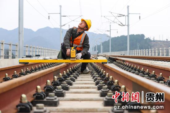 3月2日，中铁三局电务公司工人在贵南高铁贵州段黔南州独山县境内进行接触网相关数据复核。 瞿宏伦 摄