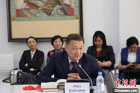 哈萨克斯坦国家书局局长科伊塔诺夫致辞。　活动主办方供图