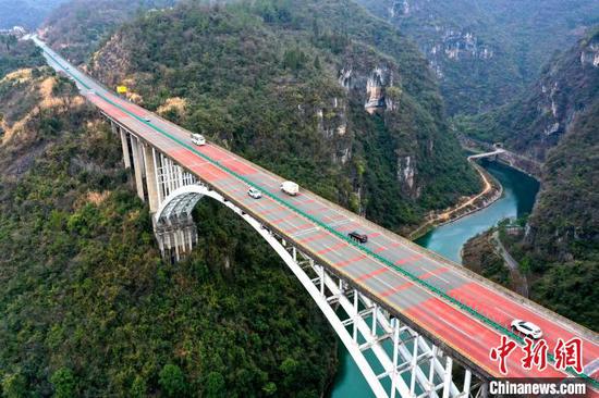 三峡专用公路扩大开放8年 促进坝区经济发展