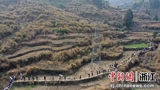 户外运动爱好者穿越台州市仙居县湫山乡叶岩头村的越王古道。（无人机照片） 王华斌（通讯员） 摄