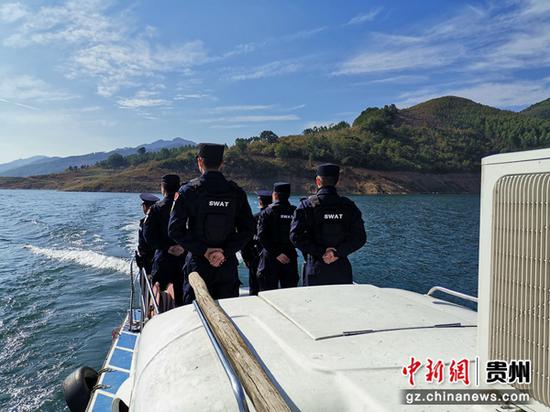 兴义市公安局仓更派出所组织警力开展水上巡逻。刘轶 摄