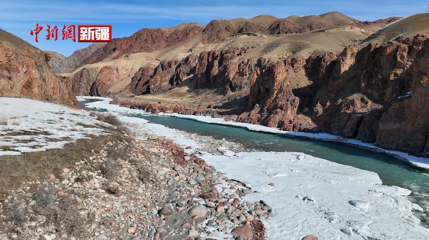 新疆特克斯：河水消融“蛟龙”游雪原
