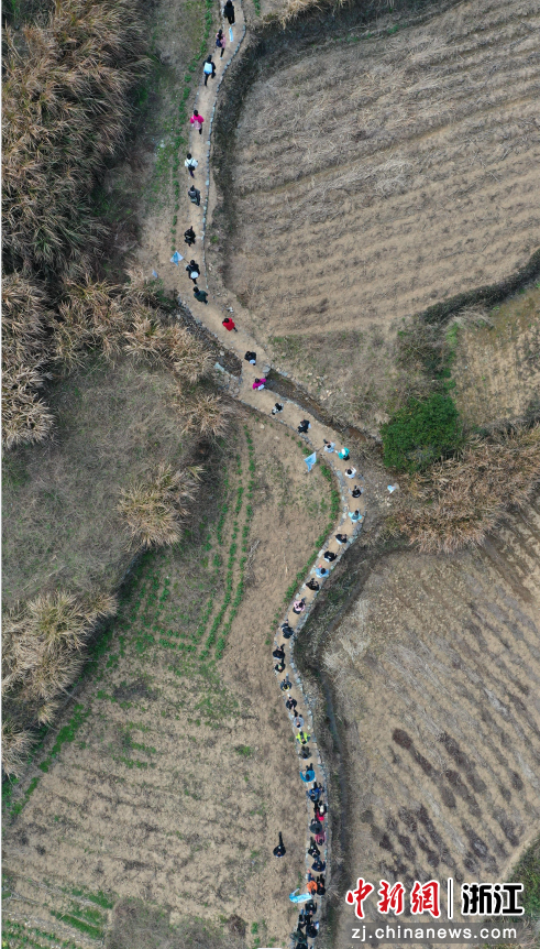 户外运动爱好者穿越台州市仙居县湫山乡叶岩头村的越王古道。（无人机照片） 王华斌（通讯员） 摄
