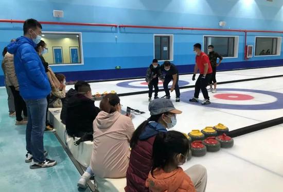 群众在天津冰壶馆进行体验。  天津市冬季和水上运动管理中心供图