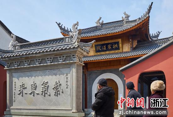 游人在桥西历史文化街区游览。徐梓齐（实习生）摄