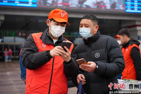 青年志愿者在发放宣传资料 青年志愿者在发放宣传资料