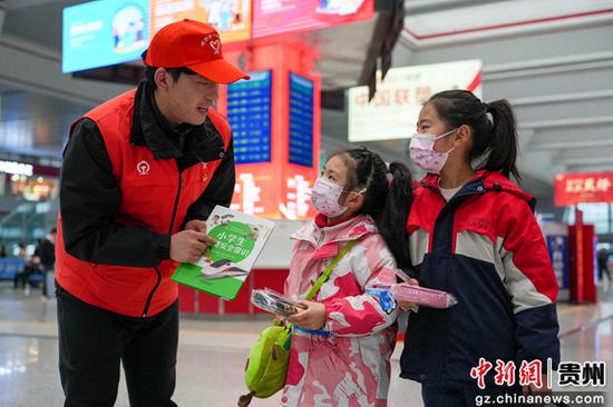 青年志愿者在发放宣传资料 青年志愿者在发放宣传资料