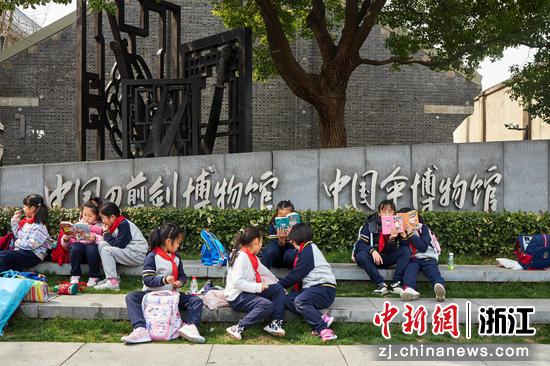 多名小朋友在桥西历史文化街区的博物馆群附近阅读。徐梓齐（实习生）摄