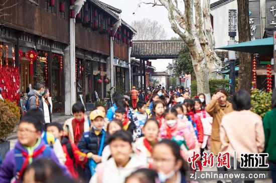 众多小朋友在桥西历史文化街区游览。徐梓齐（实习生） 摄