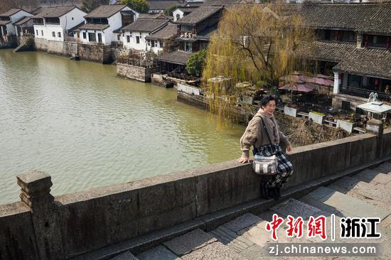 游人在桥西历史文化街区附近的拱宸桥上拍照。徐梓齐（实习生）摄