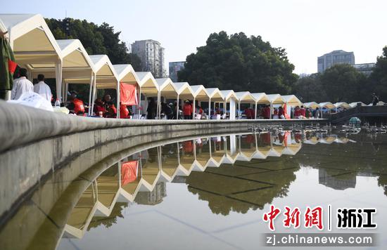 众多志愿服务摊位在杭州运河广场亮相。 王刚 摄