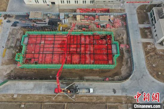 工人们正在进行顶板浇筑。　胡晓宝　摄