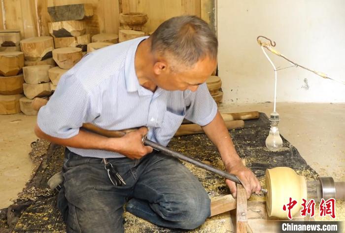 新疆木雕傳承人：將傳統手藝鑿刻進現代生活