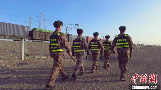 柳树泉铁路护路民兵分队的队员们在铁路上筑起一道安全防线。 商凯旋 摄