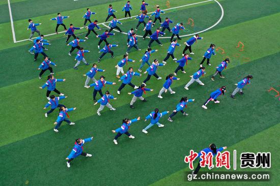 3月6日，新蒲新区第三小学学生在进行放松拉伸练习。 瞿宏伦 摄