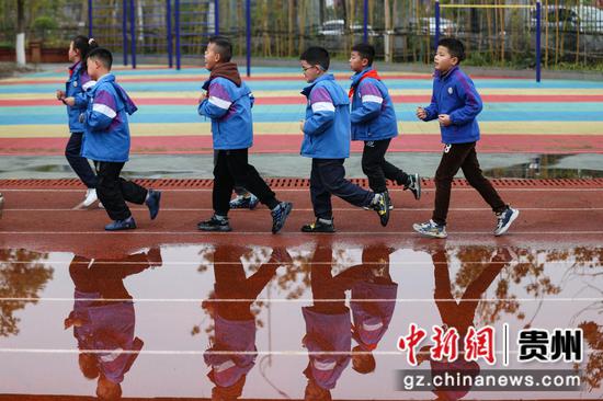 3月6日，新蒲新区第三小学学生在体育课上慢跑。 瞿宏伦 摄