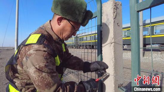 在护路队时间越久,越能体会到这项工作的重要性。 商凯旋 摄 在护路队时间越久,越能体会到这项工作的重要性。 商凯旋 摄