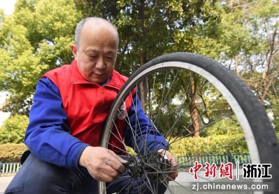 　　全国道德模范、劳动模范、杭州28路公交车司机孔胜东在修车，他在37年里坚持免费为市民修理自行车。 王刚 摄