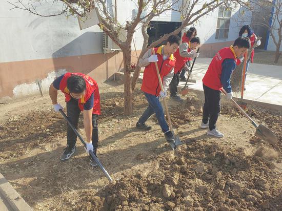 3月1日，青年志愿者在开展绿化服务活动。