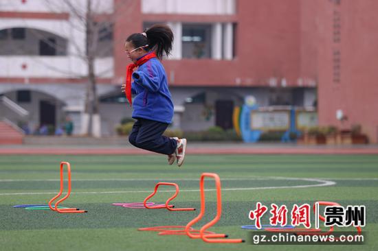 3月6日，新蒲新区第三小学学生在体育课上进行协调性训练。 瞿宏伦 摄