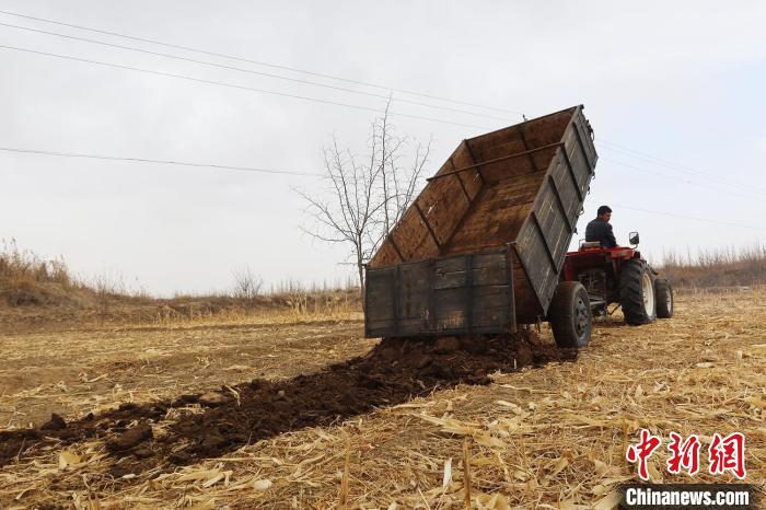守好“糧袋子”！新疆兵團南部農場千余畝春小麥機械化播種忙