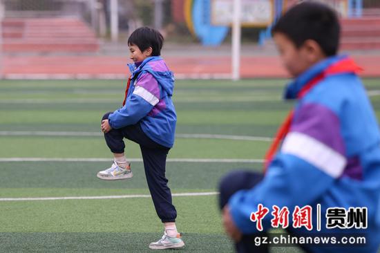 3月6日，新蒲新区第三小学学生在体育课上进行协调性训练。 瞿宏伦 摄