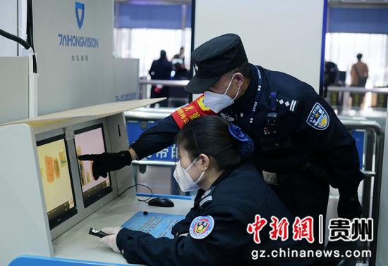 图为金卫纲督导车站安检查危工作。吴志伟 摄