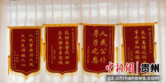 图为金卫纲2023年2月收到的部分锦旗。吴志伟 摄