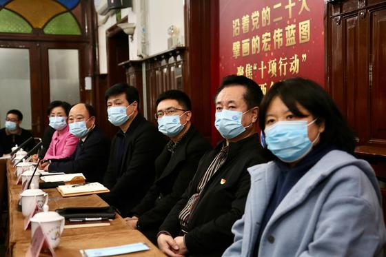 3月6日晚，天津市工商联组织收听收看《新闻联播》中，“习近平看望参加政协会议的民建工商联界委员”相关内容。 刘俊苍 摄