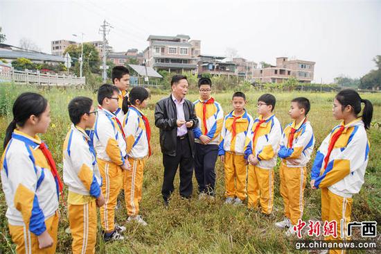 中央民族大学原副校长、教授、博士生导师黄凤显为孩子们带来了“春耕第一课”。   陈冠言 摄