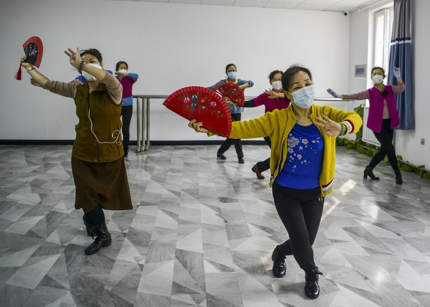乌鲁木齐市高新区（新市区）锦程社区日间照料站，老人们自发组成的舞蹈队正在排练自编的舞蹈。