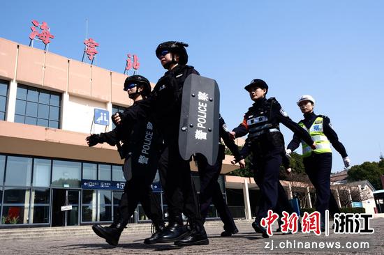 海宁市公安局与杭州铁路公安处海宁站派出所开展多警种联合巡逻。   贺瑞明（通讯员） 摄
