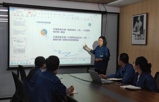 刘静在营销服务中心电费管理部开展代理购电价格指导。