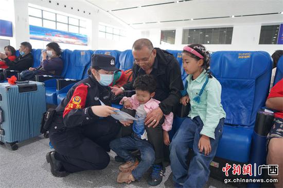 民警为旅客讲解铁路安全知识。王昌昱  摄