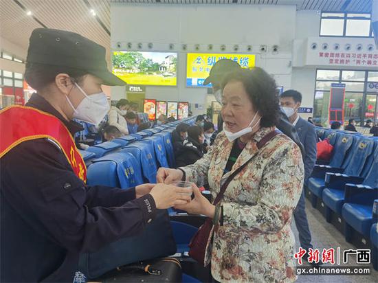 杨惠婷和同事在车站候车室为旅客开展服务。警方供图