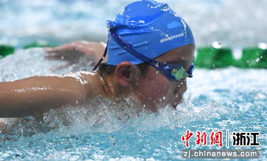 湖州长兴的邱宇宸进行男子10岁以下组200米个人混合泳决赛。 王刚 摄