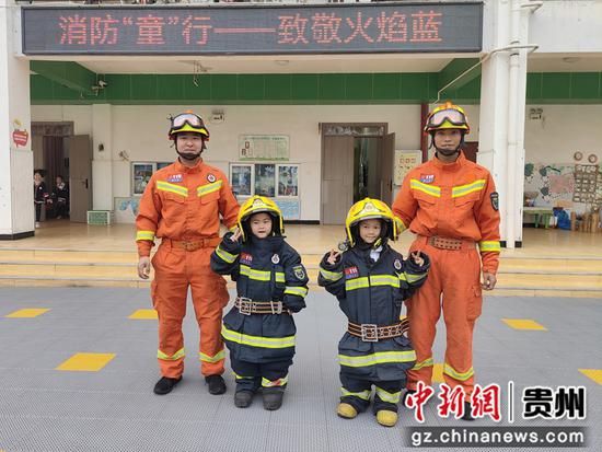 图为学生体验消防服。