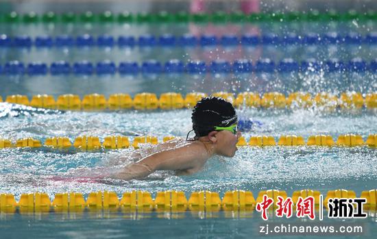 丽水李函鄅进行男子10岁以下组200米个人混合泳决赛。 王刚 摄