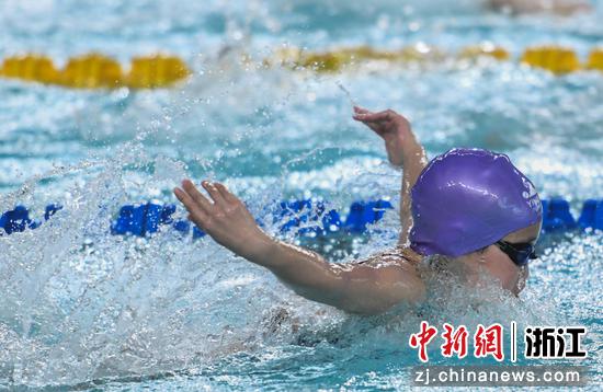 绍兴章馨樾进行女子10岁组50米蝶泳决赛。 王刚 摄