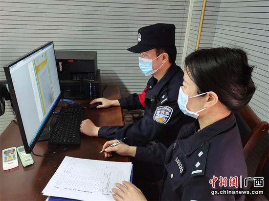 杨惠婷正在与同事进行案件侦破。警方供图