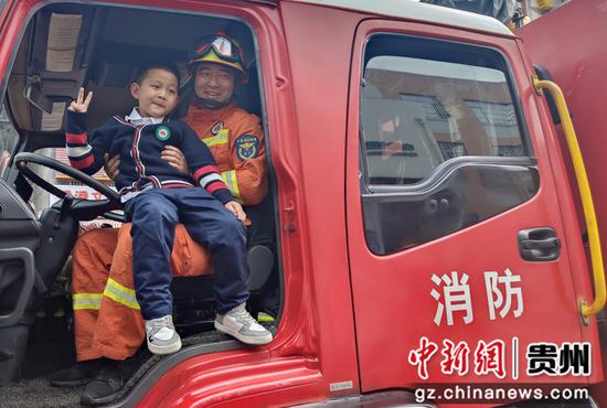 图为学生体验消防车。